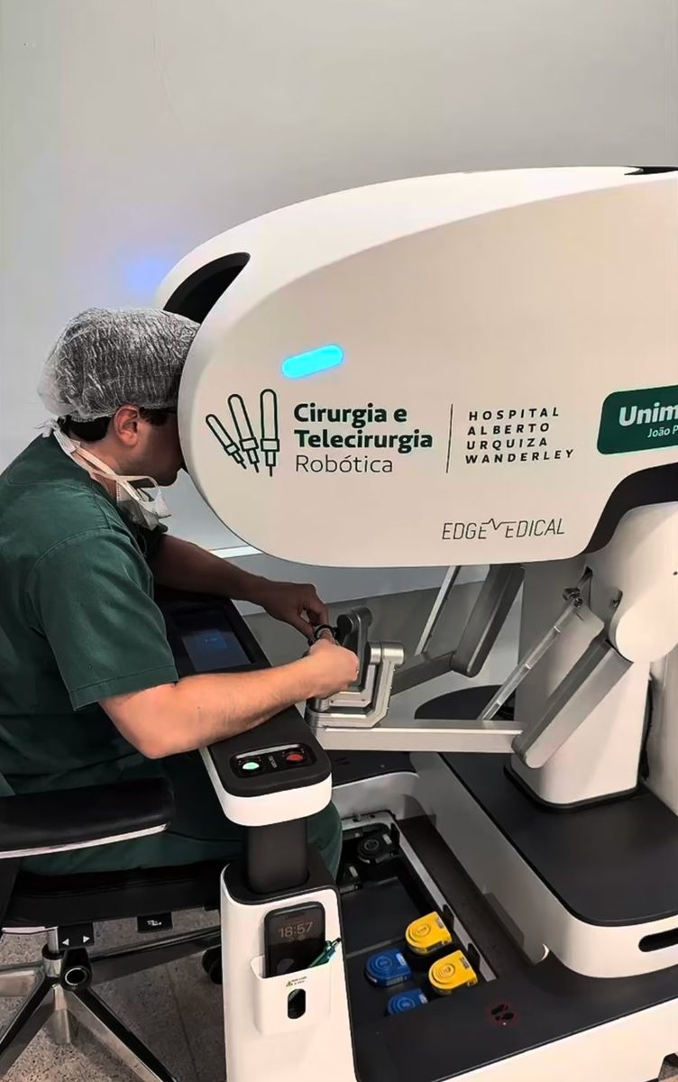 Dr. Daniel Hortiz realizando cirurgia robótica do aparelho digestivo em João Pessoa PB